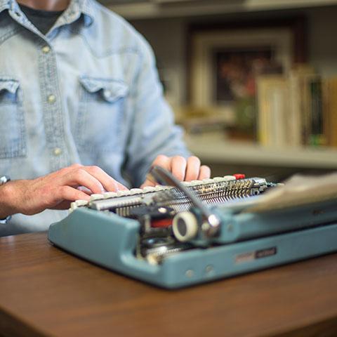 康纳·斯克鲁顿在图书馆的打字机上写诗
